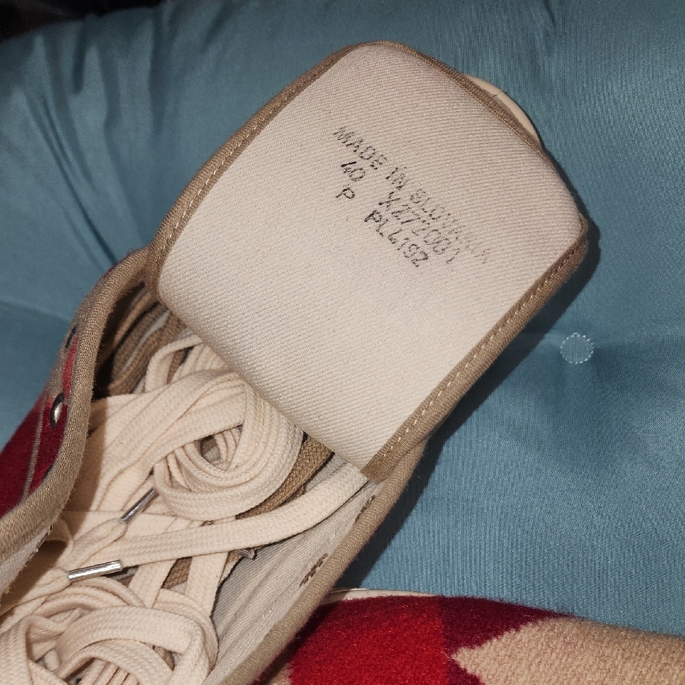 NEW Unworn Pendleton Red and Tan Geometric Patterned Sneakers - Picture 7 of 9